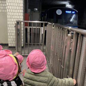 電車くるかな〜？